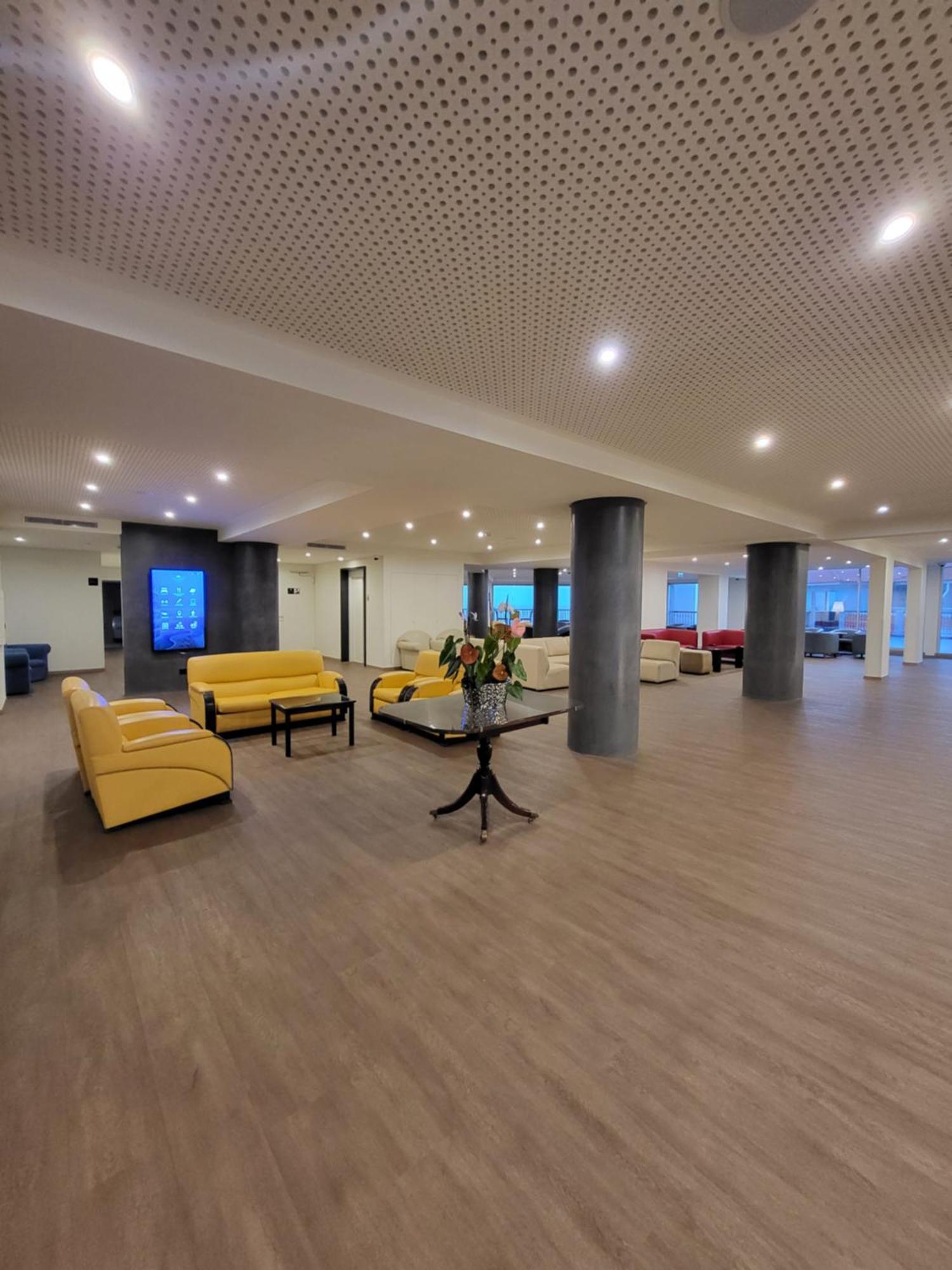 Hotel Royal Orchid Канісу Екстер'єр фото